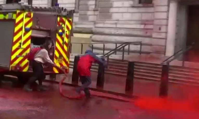 VIDEO Aktivisti htjeli britansku vladu zaliti lažnom krvlju, pobjegla im cijev